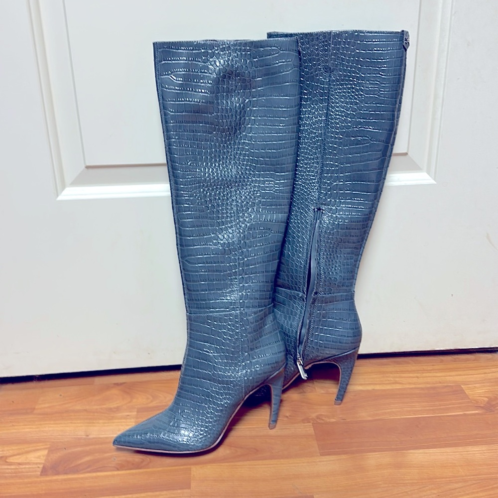These amazing Crocodile 🐊 print leather boots in a unique greyish blue color!